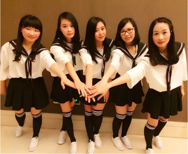 穿水手服的萌妹子